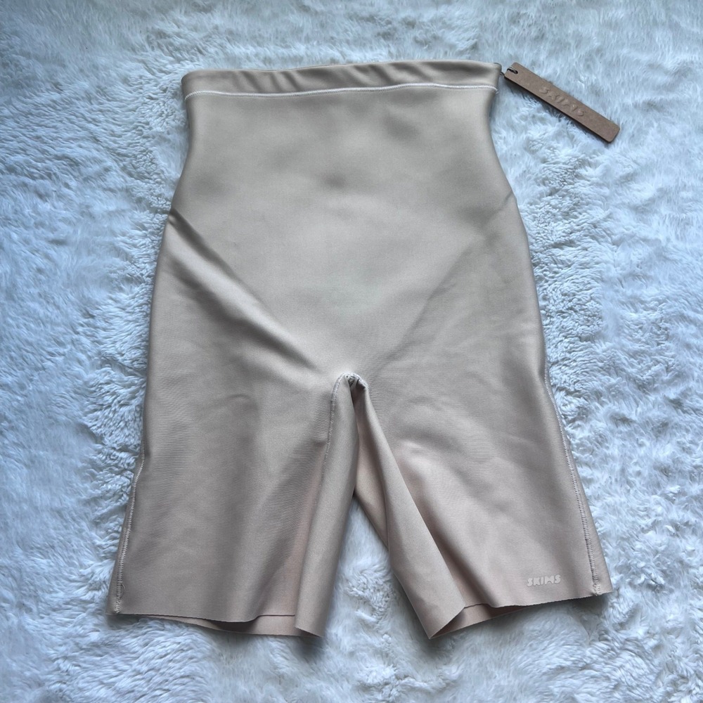 SKIMS Body Zoned Mid Rise Short Sand Shapewear BO-SHO-8038W Womens Size XS NEW